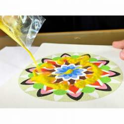 Rinkinys spalvoto smėlio paveikslas mandala