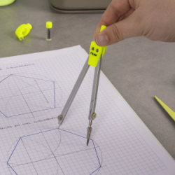 Skriestuvas MILAN su adapteriu spec.žymekliui + 2 grafitai, neon.geltona/juoda sp.